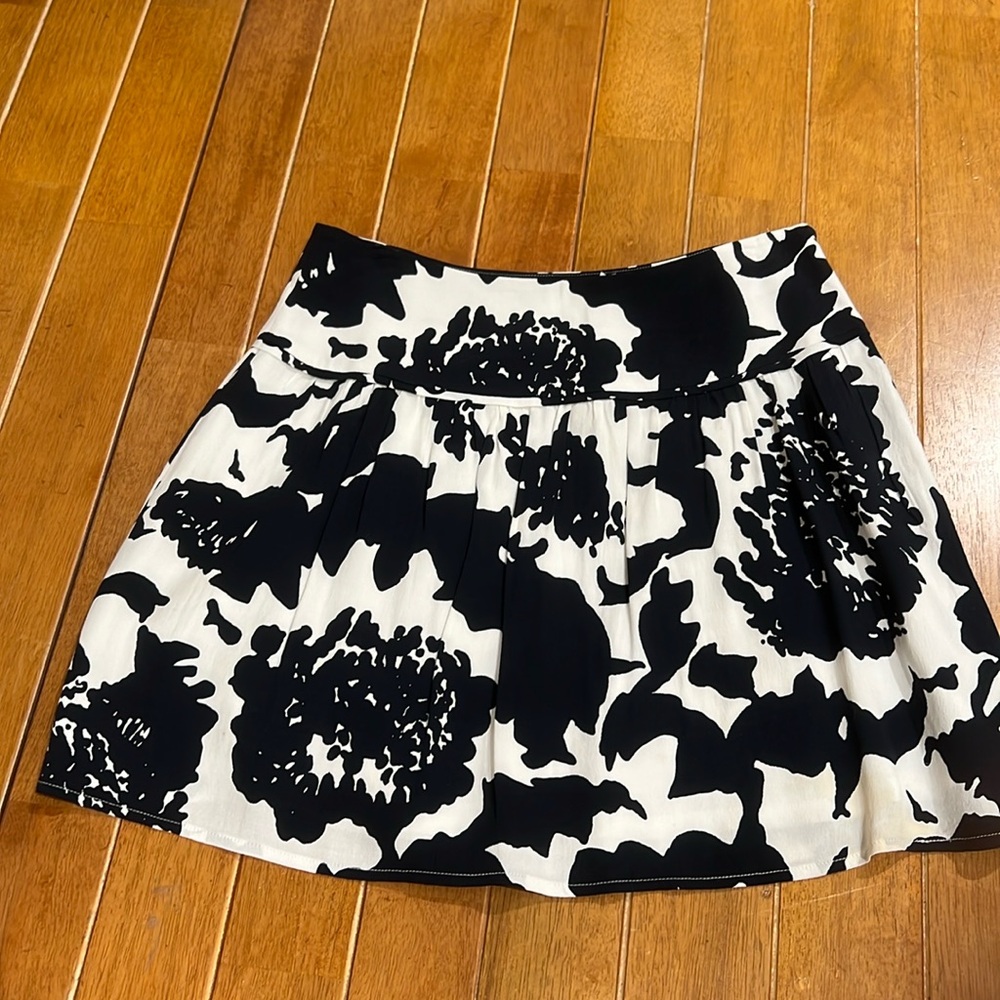 Loft skirt, NWOT, never worn. Size 4.